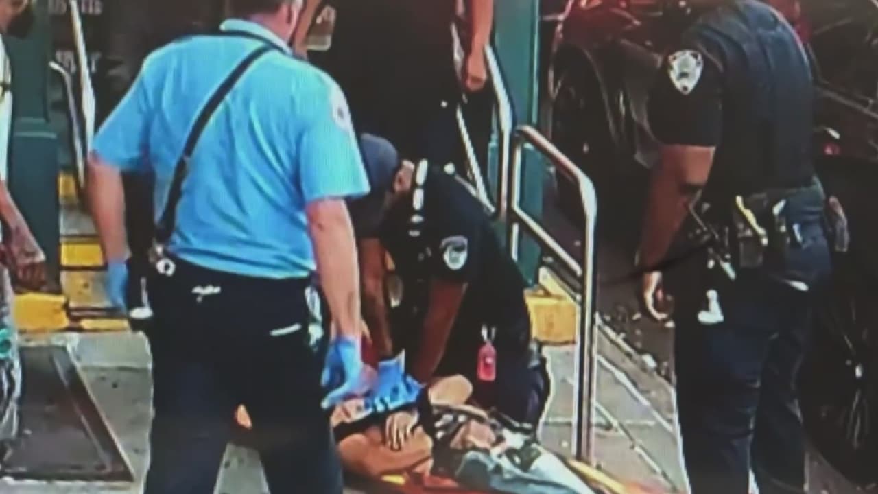 Pasajeros del Metro de NY viven momentos de pánico al presenciar un apuñalamiento mortal