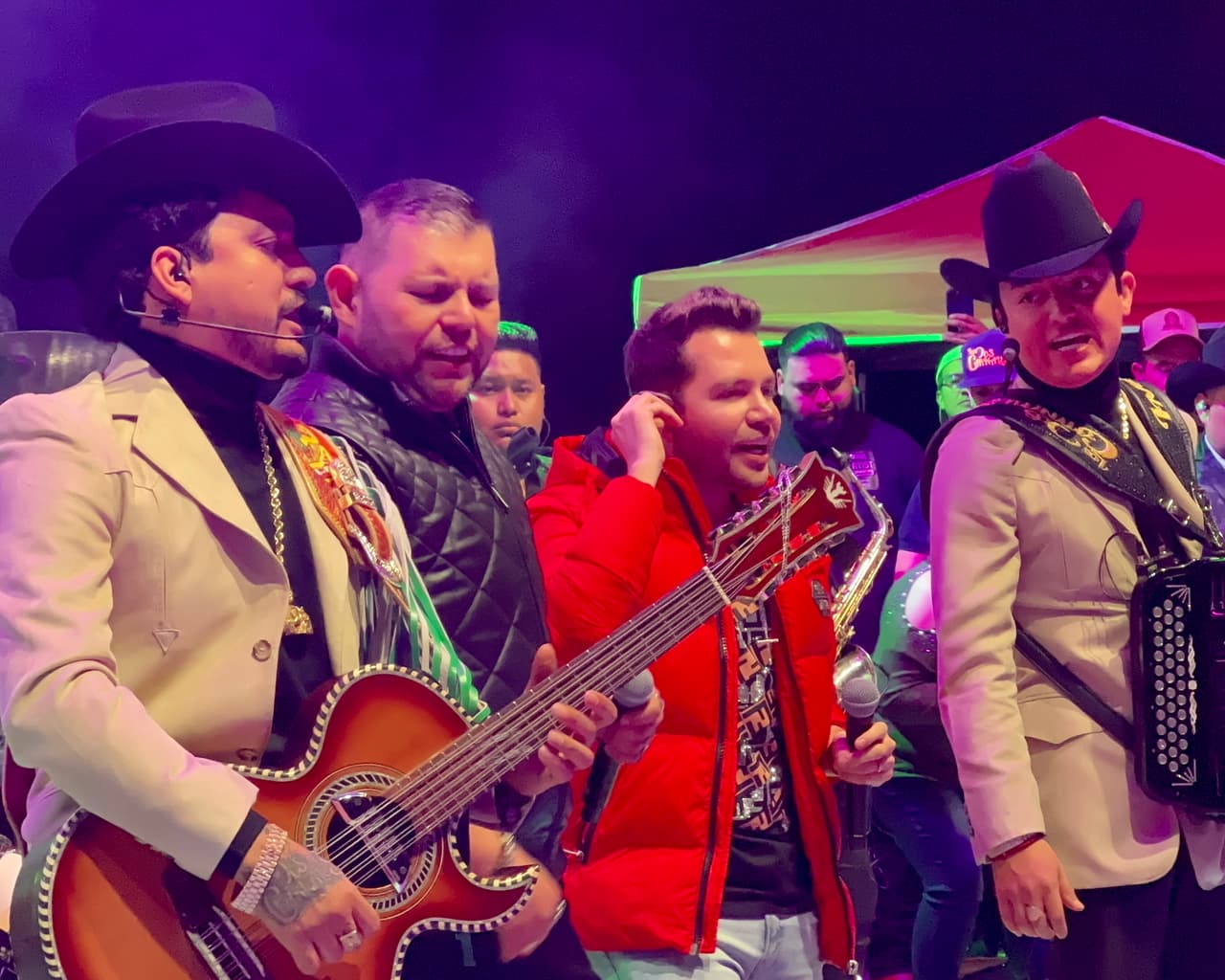 Solamente los que asistieron al Qué Buena Fest, pudieron ver esta increíble colaboración entre Los Dos Carnales, Grupo El Duelo, y La Adictiva.