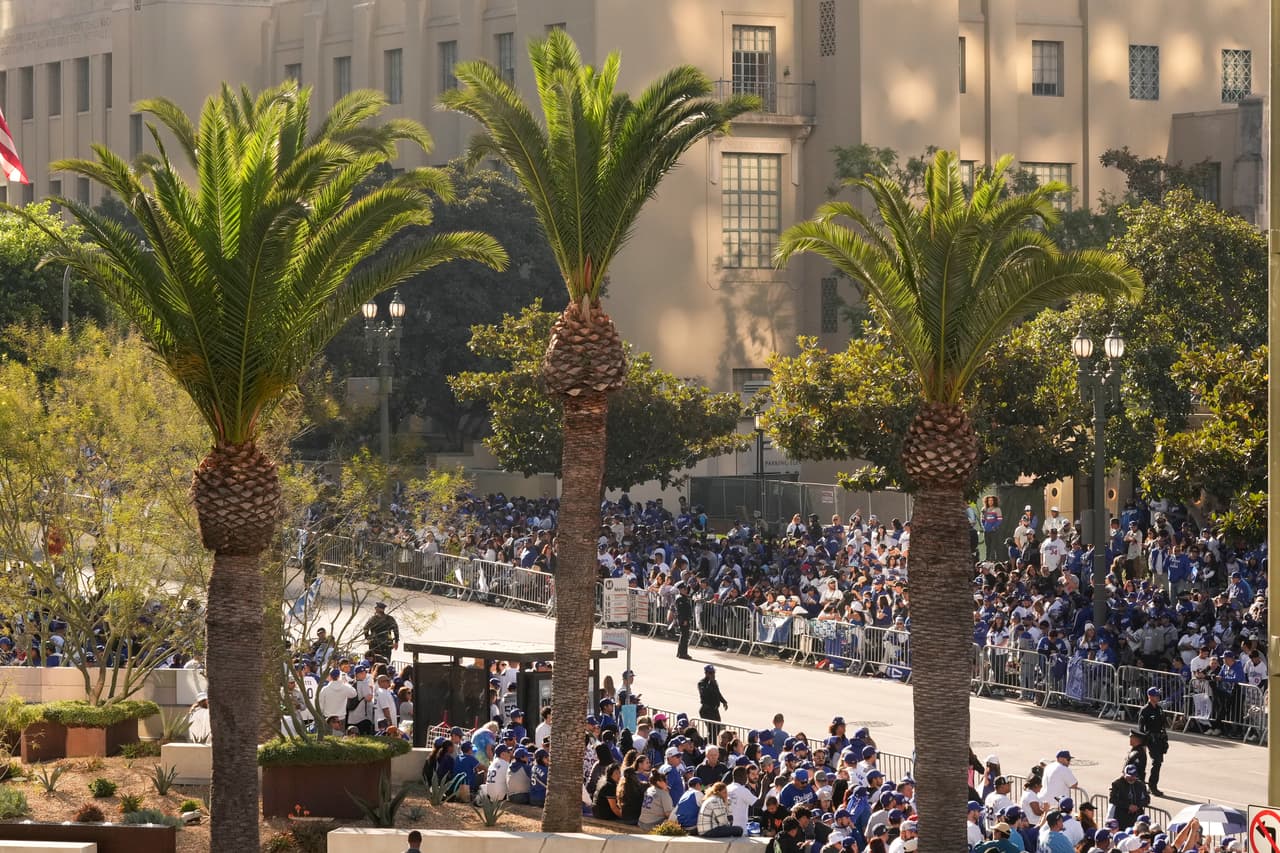 Autoridades dijeron anteriormente que reabrirán las calles del centro de Los Ángeles a la 1:00 de la tarde, lo cual parecería imposible ante la descomunal asistencia de los fanáticos de los Dodgers.