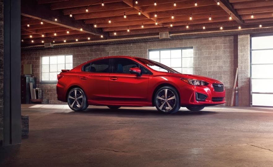 <b>La mejor relación valor-precio</b>
<br>Una familia práctica, pequeña, con un jefe de familia nageado a renunciar a sentir emoción detrás del volante y tal vez con un presupuesto más modesto que aquel que elige una SUV, tiene el pretexto perfecto para elegir al 
<b>Subaru Impreza</b> como su transporte diario.
<br>Por un precio inicial de poco menos de 20,000 dólares,
<b> ofrece mucho para los viajes familiares</b>. Empezado por el gran espacio en el asiento trasero y un impresionante cúmulo de equipos de seguridad. Nosotros agregaríamos la presencia de tracción integral en todas sus versiones como una de sus fortalezas.