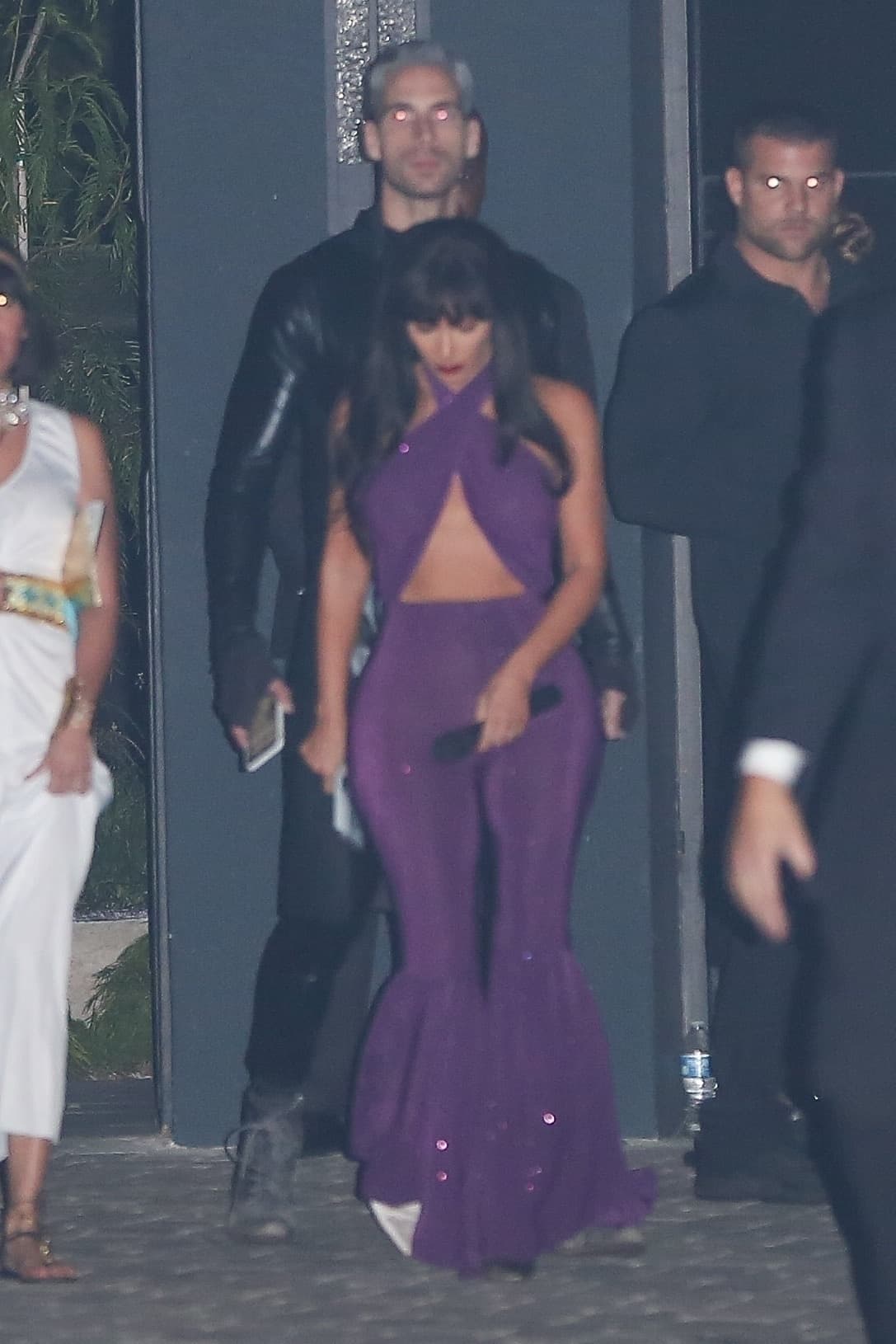 Kim Kardashian cargó hasta con un micrófono para la fiesta.