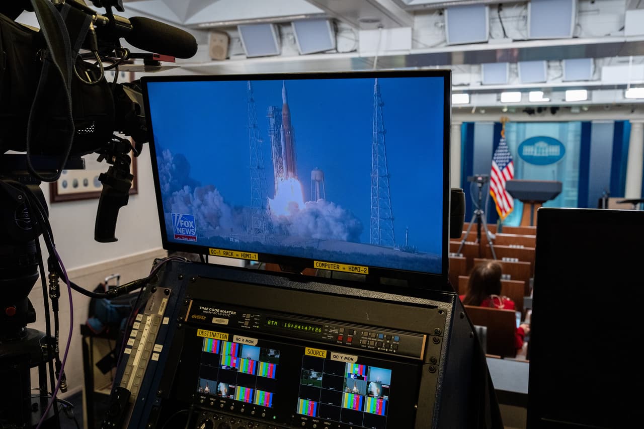 El lanzamiento de Artemis II se observa en el monitor de la Sala de Prensa James Brady de la Casa Blanca, este miércoles 1 de abril de 2026 en Washington. (Foto AP/Alex Brandon)