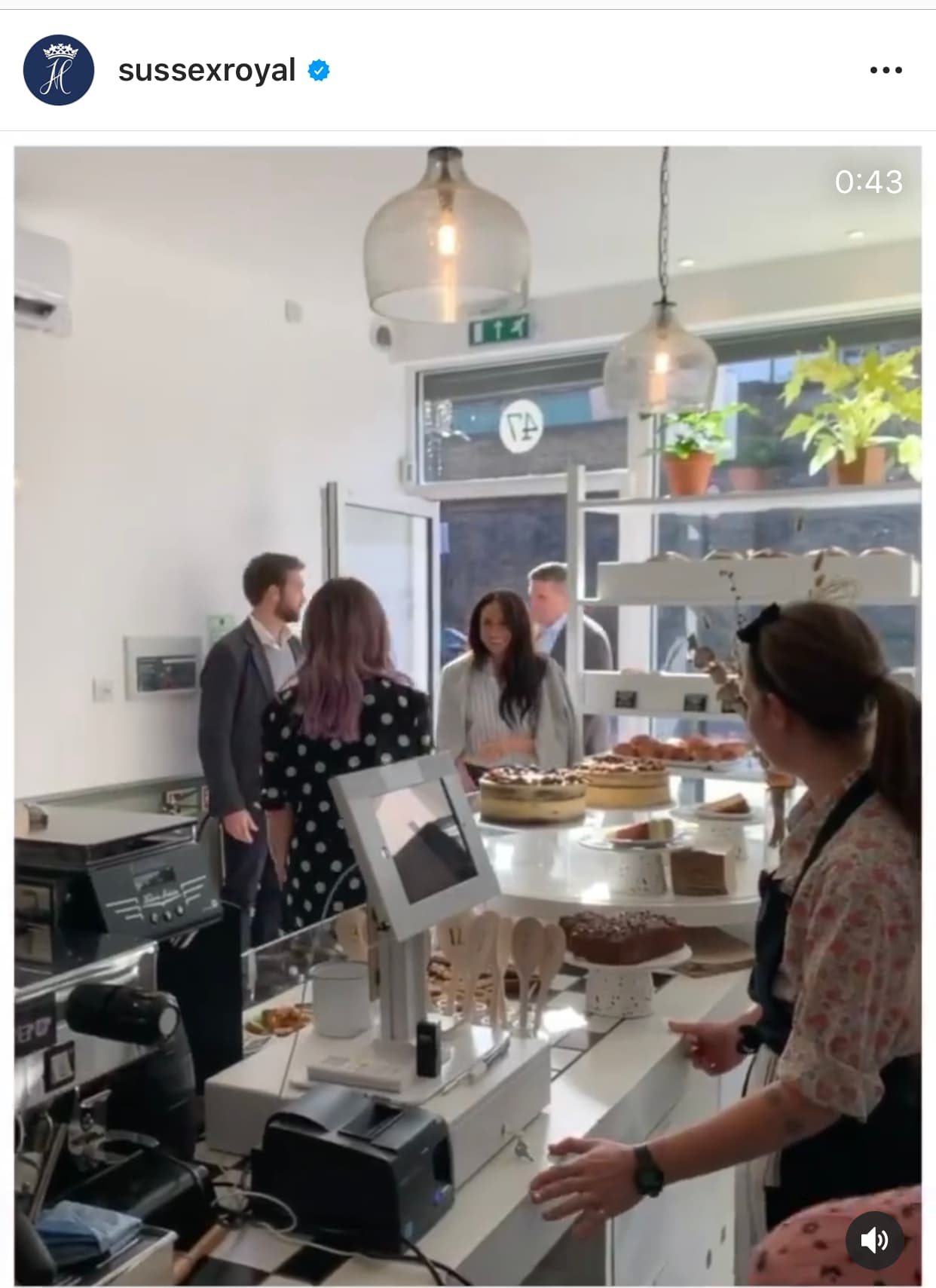 La retirada actriz acudió esta semana a la panadería 
<b><a href="https://www.luminarybakery.com/">Luminary Bakery</a></b> que capacita en repostería a mujeres que han sido víctimas de violencia y tráfico sexual. Markle visitó la segunda sucursal que se abrió recientemente en el barrio londinense de Camden, informó el 
<b><a href="https://www.dailymail.co.uk/news/article-7637673/Meghan-Markle-opens-hopes-fears-insecurities.html">Daily Mail.</a></b>