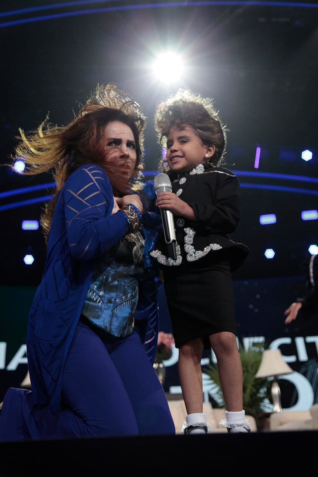 Cómo dejar fuera de este listado el increíble homenaje que los capitanes le hicieron a Verónica Castro, en el que la Jueza de Honor se emocionó tanto que, incluso, se hincó al lado de Beba para cantar juntas el tema de 'La movida'.