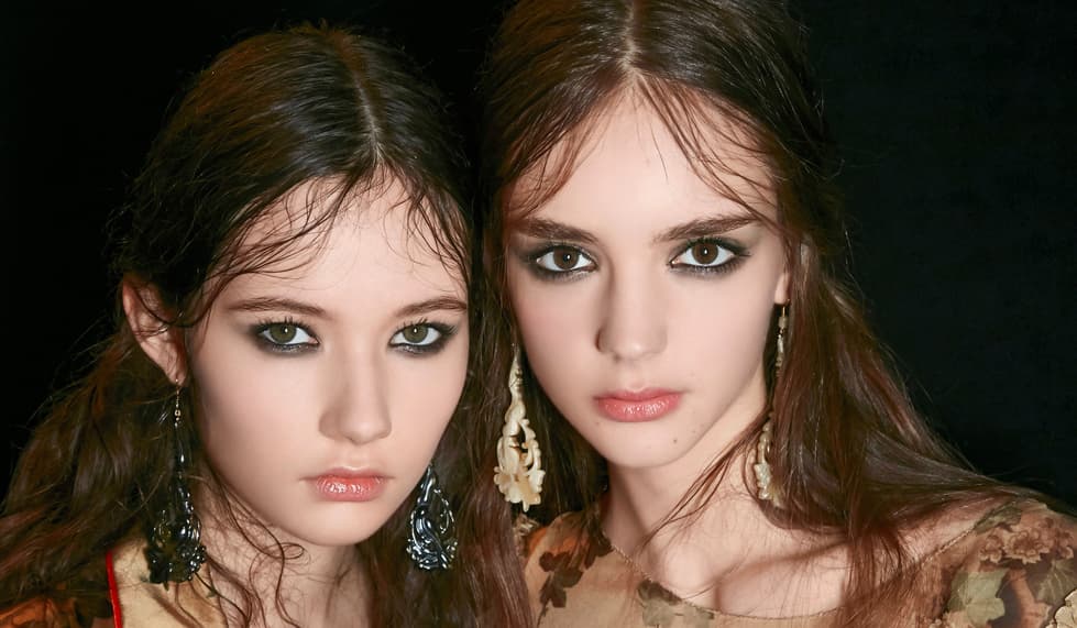 Stained. Esta tendencia se enfoca en los ojos y es un maquillaje que parece desecho, pues va difuminado. El kohl gastado y las sombras minerales borrosas son las protagonistas y van con un efecto no trabajado. Los ojos le añade un estado de ánimo y una actitud a la mirada, que es cualquier cosa menos rígida. Es contrario a un ojo ahumado cargado. En la piel, lo que lo hace moderno es que se pueda ver a través del maquillaje.