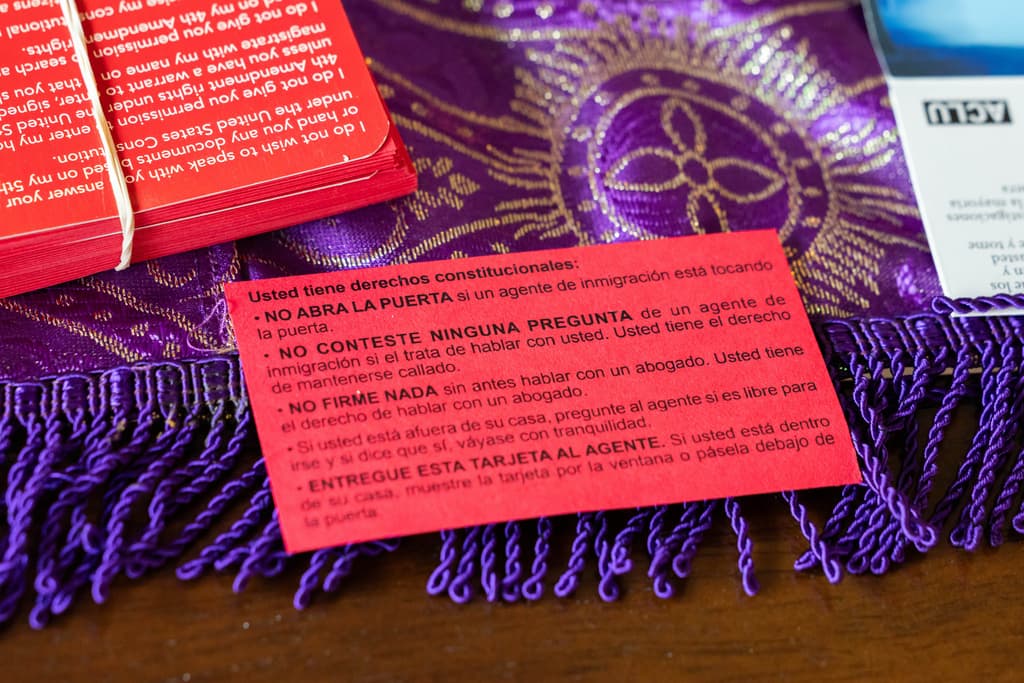 <b>El efecto de las redadas en el sistema educativo</b>: Las escuelas con una alta matrícula de estudiantes dominicanos reportan un aumento significativo de ausentismo, lo que ha afectado el rendimiento escolar.