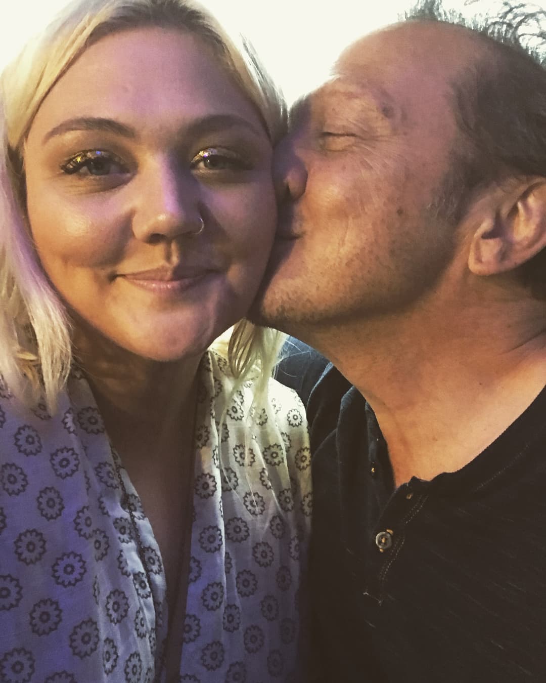 En redes sociales, donde cuenta con más de 300 mil seguidores, Elle comparte fotografías de sus proyectos, divertidos momentos, su faceta como madre del pequeño Lucky Levy y, en ocasiones, ‘selfies’ con su papá.