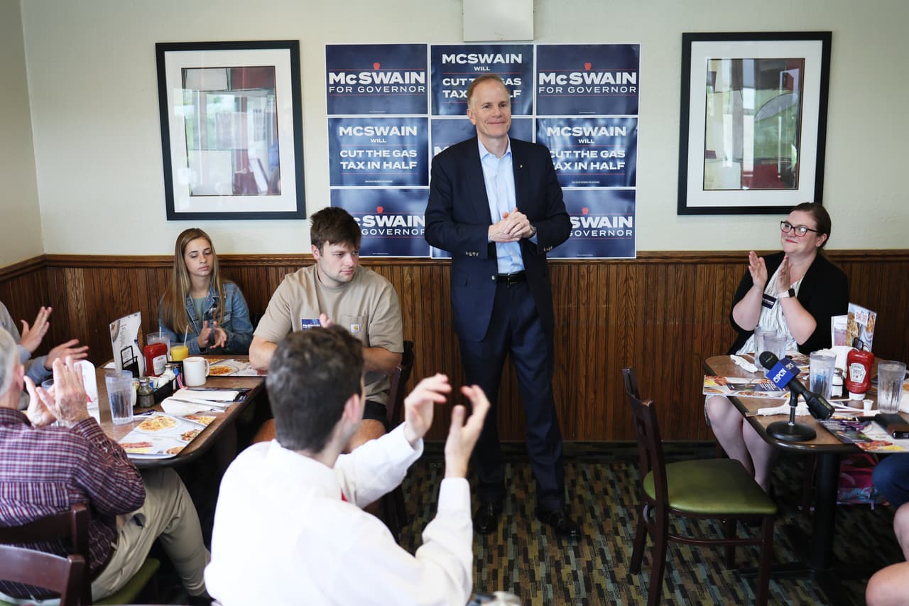 Bill McSwain, aspirante republicano a gobernador de Pensilvania, emitió su voto en la Biblioteca de West Chester.