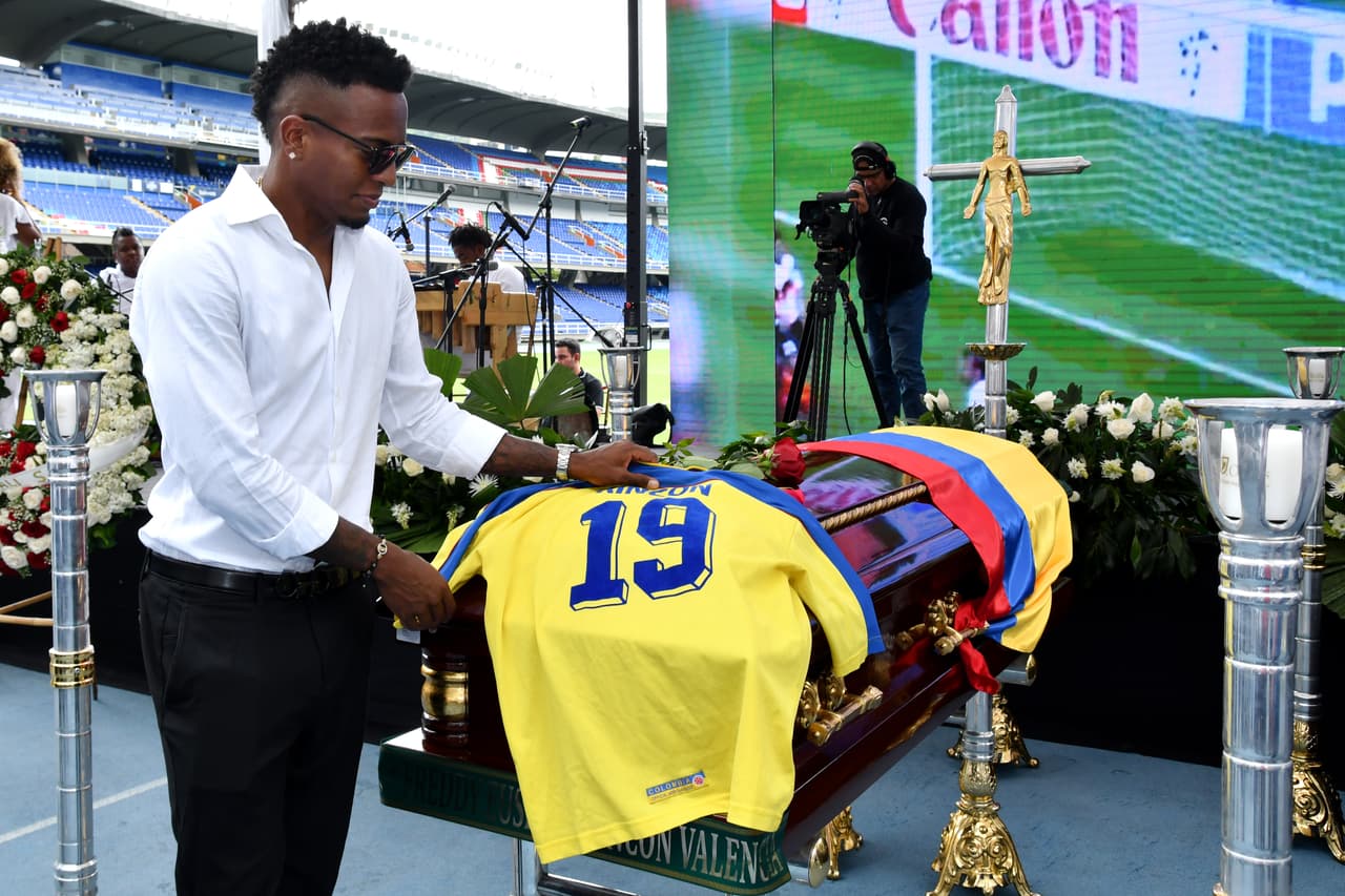 Familiares, amigos, exjugadores y aficionados le dieron el último adiós a Freddy Rincón en el Estadio Pascual Guerrero de Cali.