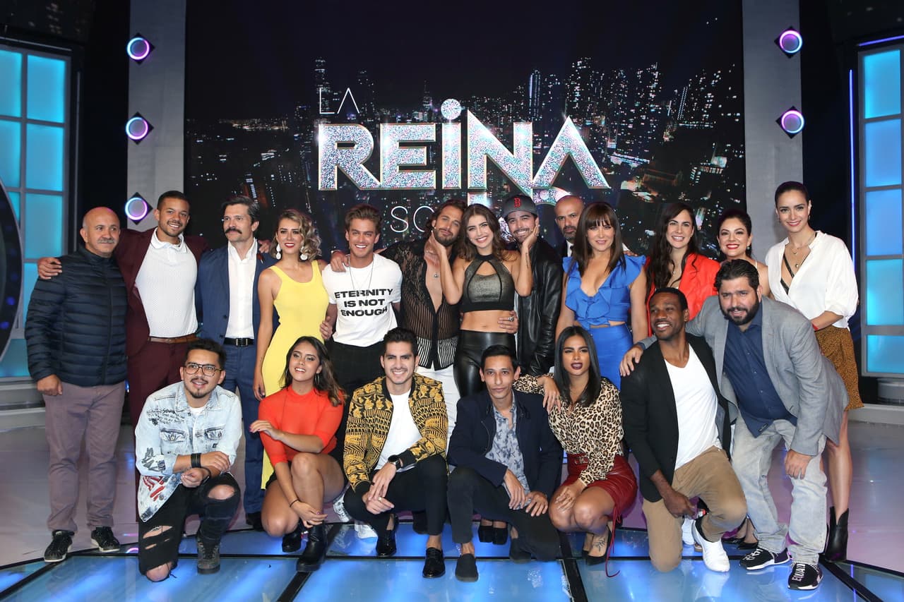 En este remake la acompañaron Lambda García, Mane de la Parra, Polo Morín, Briggitte Beltrán, Pakey Vázquez, Arleth Terán, Gloria Stálina y Renata Manterola.