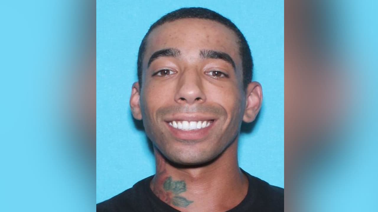 Marcus Kordale Bush - Crueldad animal por golpear y patear a un perrito.