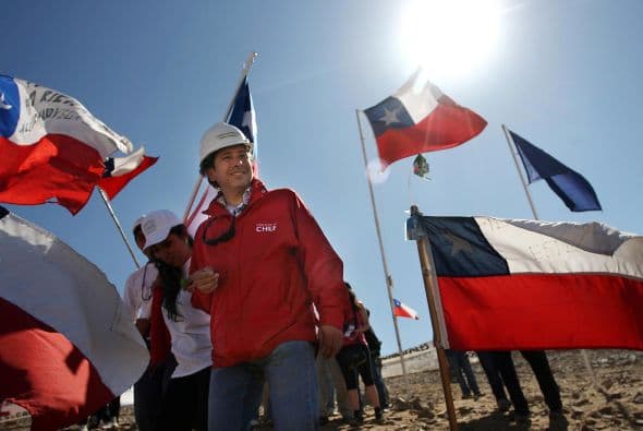 La perforadora Schramm T-130 logró llegar al taller aledaño al refugio donde se encuentran los 33 mineros que permanecen atrapados desde el 5 de agosto en un yacimiento del norte de Chile.