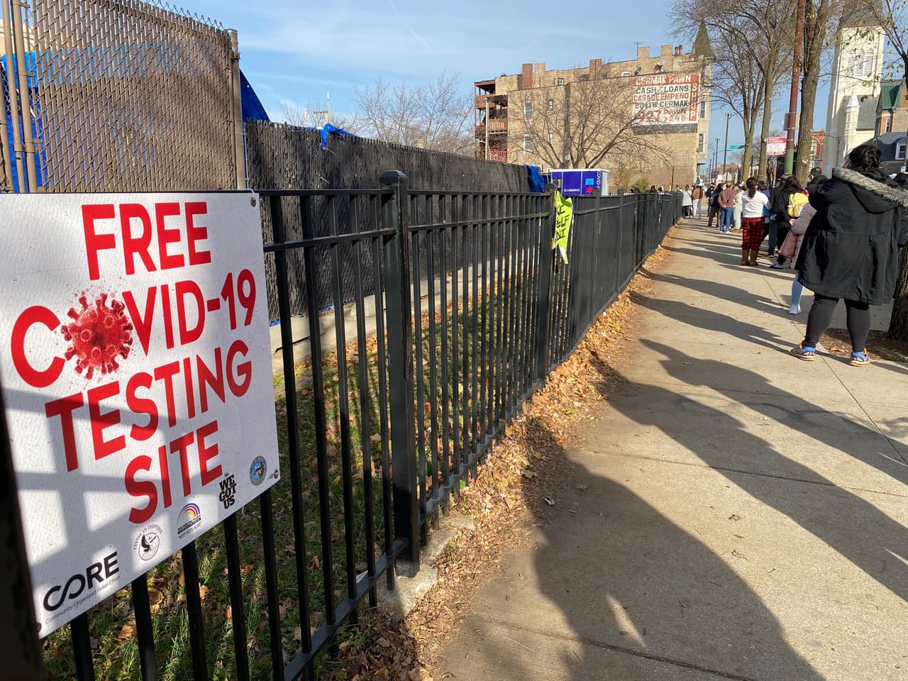 Este es un centro de pruebas gratuitas de covid-19 en María Saucedo Scholastic Academy, ubicado en el 2850 W 24TH Blvd de Chicago.