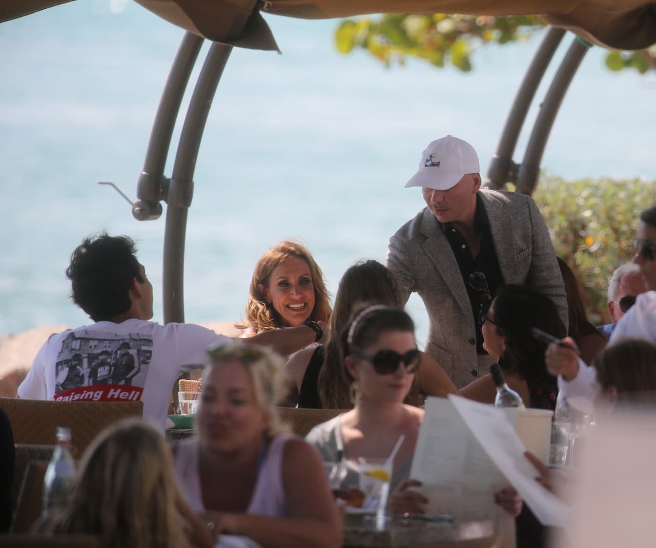 Según nos contó Lili, Pitbull saludó a Lorenzo al que no había visto hacía mucho tiempo y preguntó su edad asombrado por lo mucho que ha crecido.