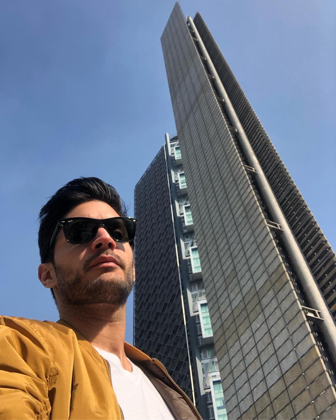 Ahora, en una entrevista que otorgó a la versión digital de la revista 
<b><a href="https://peopleenespanol.com/telenovelas/daniel-elbittar-habla-de-su-participacion-en-el-dragon-y-su-musica/" target="_blank">People en Español</a></b>, el actor y cantante relató el calvario que enfrenta él y su familia ya que en Venezuela es difícil conseguir los medicamentos y acceder al tratamiento médico que su padre requiere.