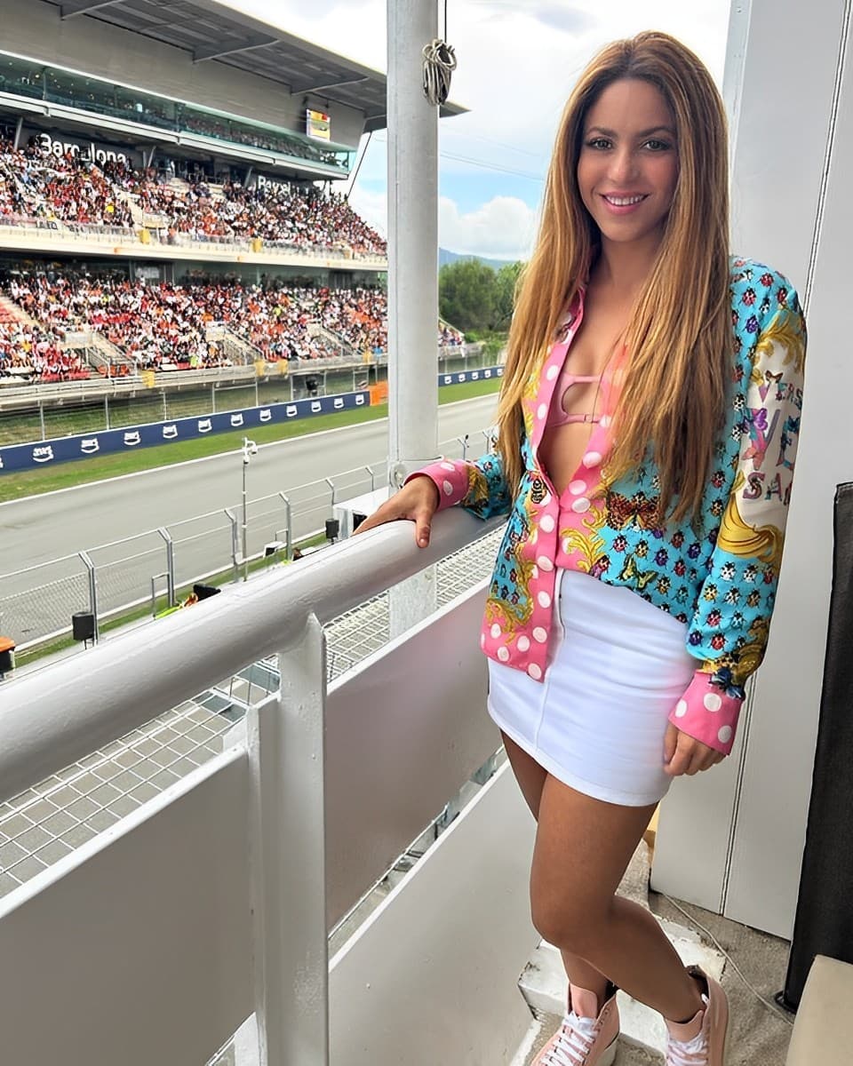 A diferencia de ocasiones pasadas, que disfrutó de las carreras en las que participó
<a href="https://www.univision.com/famosos/shakira-lewis-hamilton-besos-arrumacos-detalles-supuesto-romance">Lewis Hamilton, con quien presuntamente sostiene un idilio</a>, ahora se reunió con sus amistades.
<br>