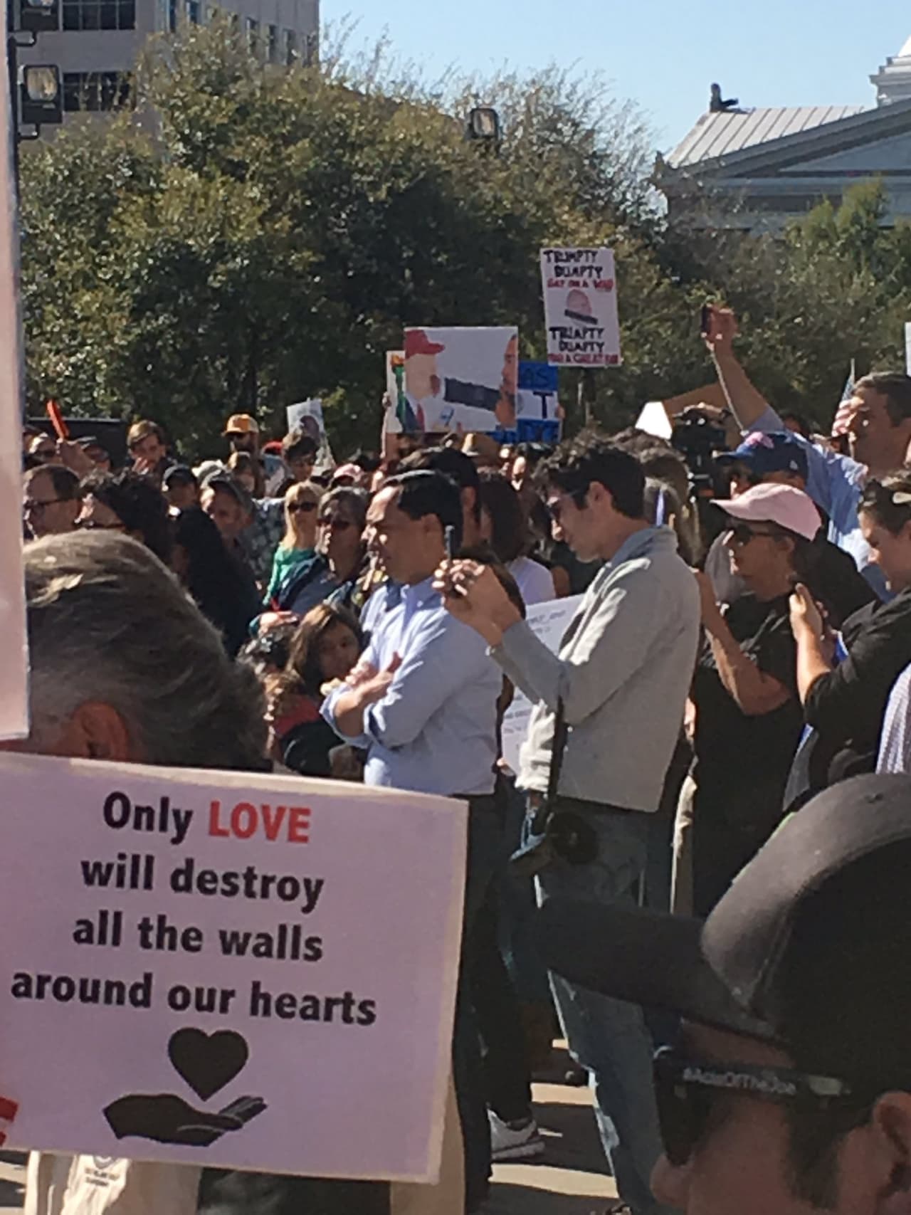 Mensaje: “Solo el amor destruirá todos los muros en nuestro corazón”
<br>