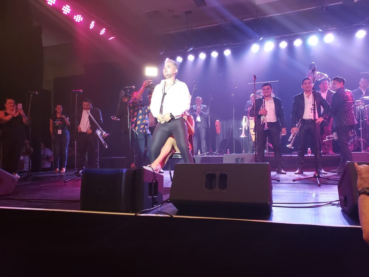 El vocalista casi se queda sin pantalón y tenía a todos con el ojo cuadrado.