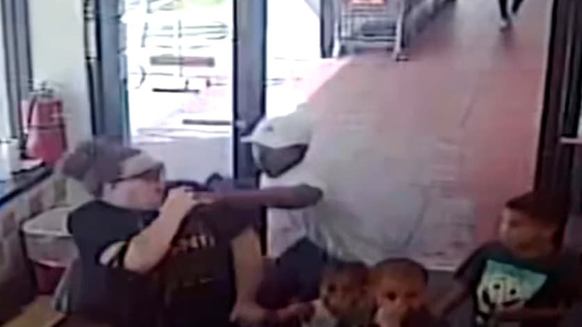 Atacada en el supermercado: madre es asaltada por un sujeto trente a sus hijos