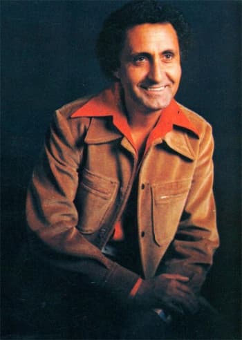 'El Pirulí' adoptó este mote debido a su extrema delgadez, y se le dio tan bien, que lo distinguió cuando empezó a cantar por primera vez en el bar del hotel 'Posada Vallarta', donde trabajaba y se convirtió en una sensación.