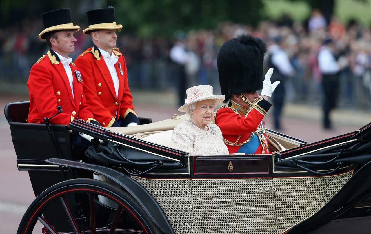 Más de mil soldados británicos se visiteron con el uniforme tradicional.