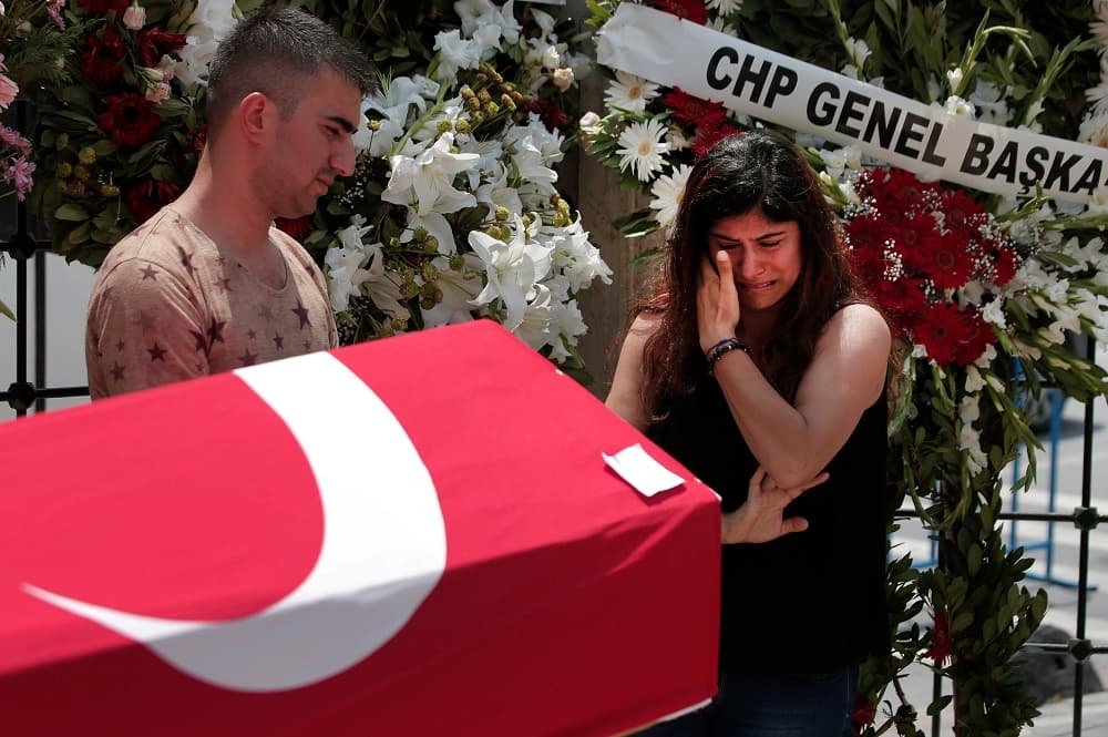 Una familiar de Habibullah Sefer, una de las víctimas fallecidas por el atentado del martes contra el aeropuerto de Atarkuk, en Estambul, llora junto al ataúd durante su funeral en Estambul, el 30 de junio de 2016.