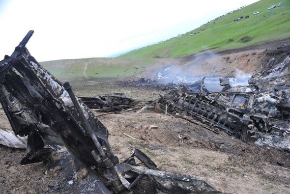 "Tres personas se encontraban a bordo del avión estadounidense. Los cuerpos de todos los pilotos fueron hallados", declaró a la prensa, Tolonbek Arpatchiev, miembro de la comisión gubernamental encargada de la investigación.