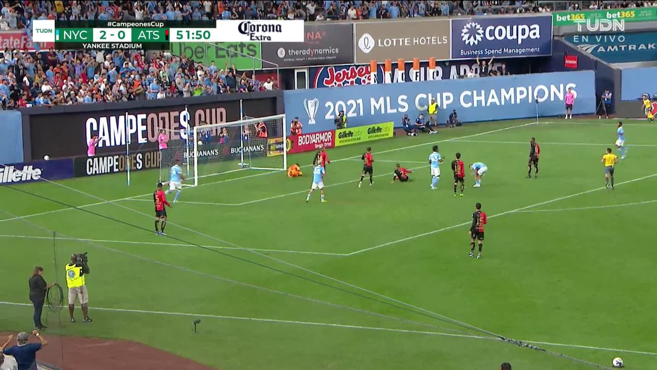 ¡TIRO ATAJADO! disparo por Santiago Rodríguez.