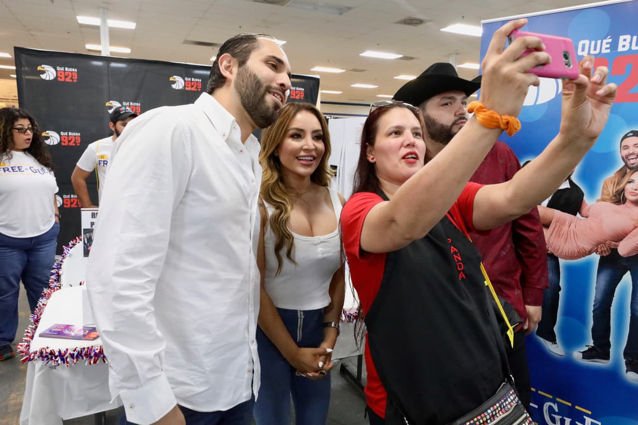A su llegada a una tienda de electrodomésticos para un evento con sus radioescuchas, los locutores fueron muy bien recibidos.
