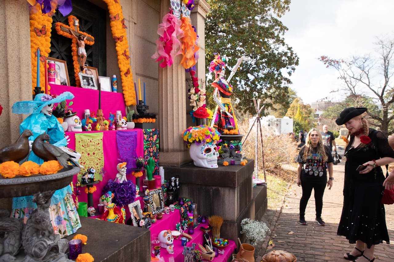 Se anima a los participantes a disfrazarse ya que habrá concurso de disfraces de Catrinas y Catrines con premios en efectivo para los primeros lugares (niños y adultos).
