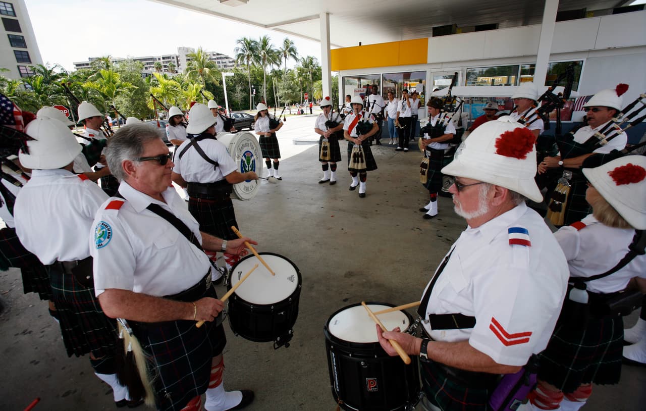 Una banda civil de música celta se prepara para desfilar por las calles de Key Biscayne, Florida, el Día de la Independencia de 2008. SI algo caracteriza esos eventos es el caracter civil que buscan proyectar.