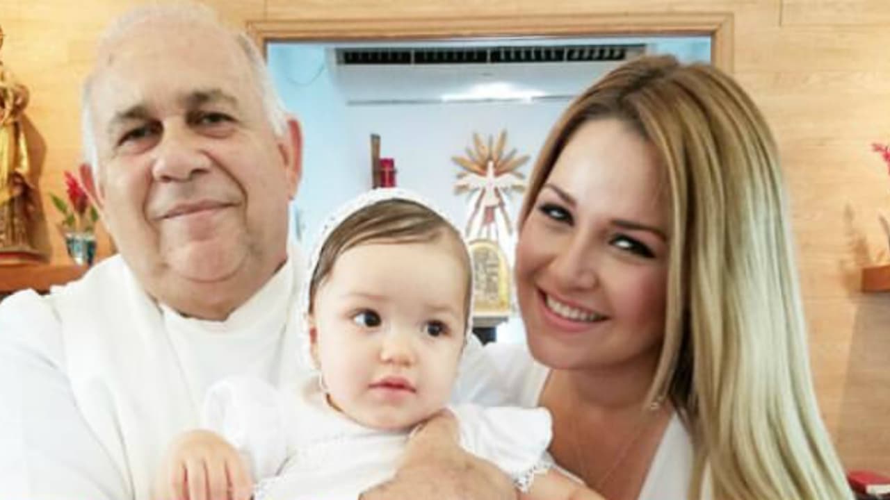 Gredmarie compartió las fotos del momento en que su adorada Kami Kami fue bautizada, por el hermano de su abuelo, quien además la bautizó a ella hace 27 años.