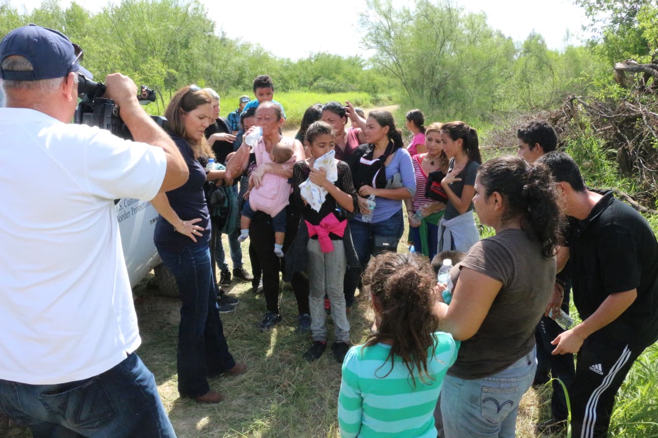 Este grupo de 24 inmigrantes fue interceptado por la Patrulla Fronteriza de Estados Unidos el 27 de junio de 2016. Había mujeres, niños y bebés que habían emprendido el camino semanas atrás. Algunos recorrieron más de 2 mil millas.