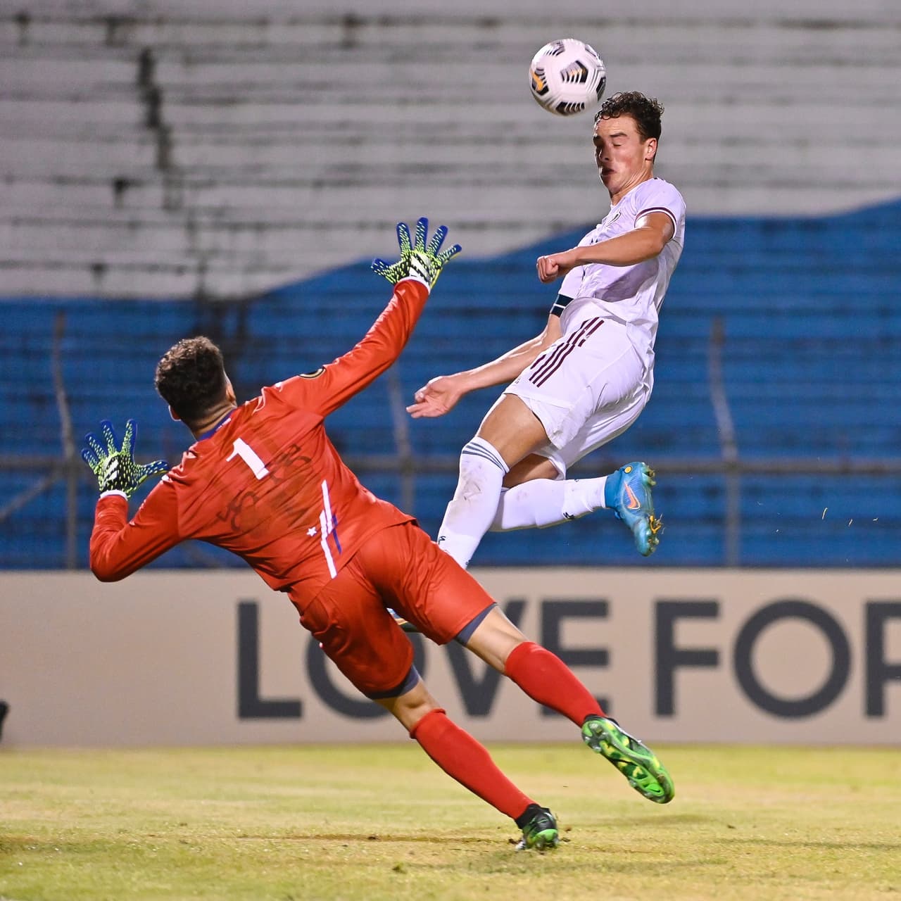Estaban Lozano del América, goleador del equipo, también se hizo presente en el marcador.