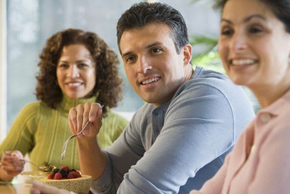 Preséntate arreglada para desayunar, a menos que te estés quedando en casa de un amigo muy cercano, tal como nos sugirió Lydia Ramsey, experta en etiqueta de negocios y autora del libro Manners That Sell.