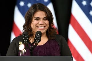 Soñadora citada por Obama lleva al Senado la "incertidumbre" de los indocumentados
