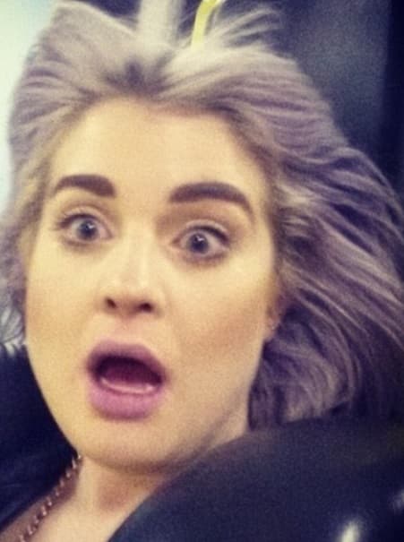 OMG! Kelly Osbourne se olvidó del glamour, esta extraña selfie es de impacto.