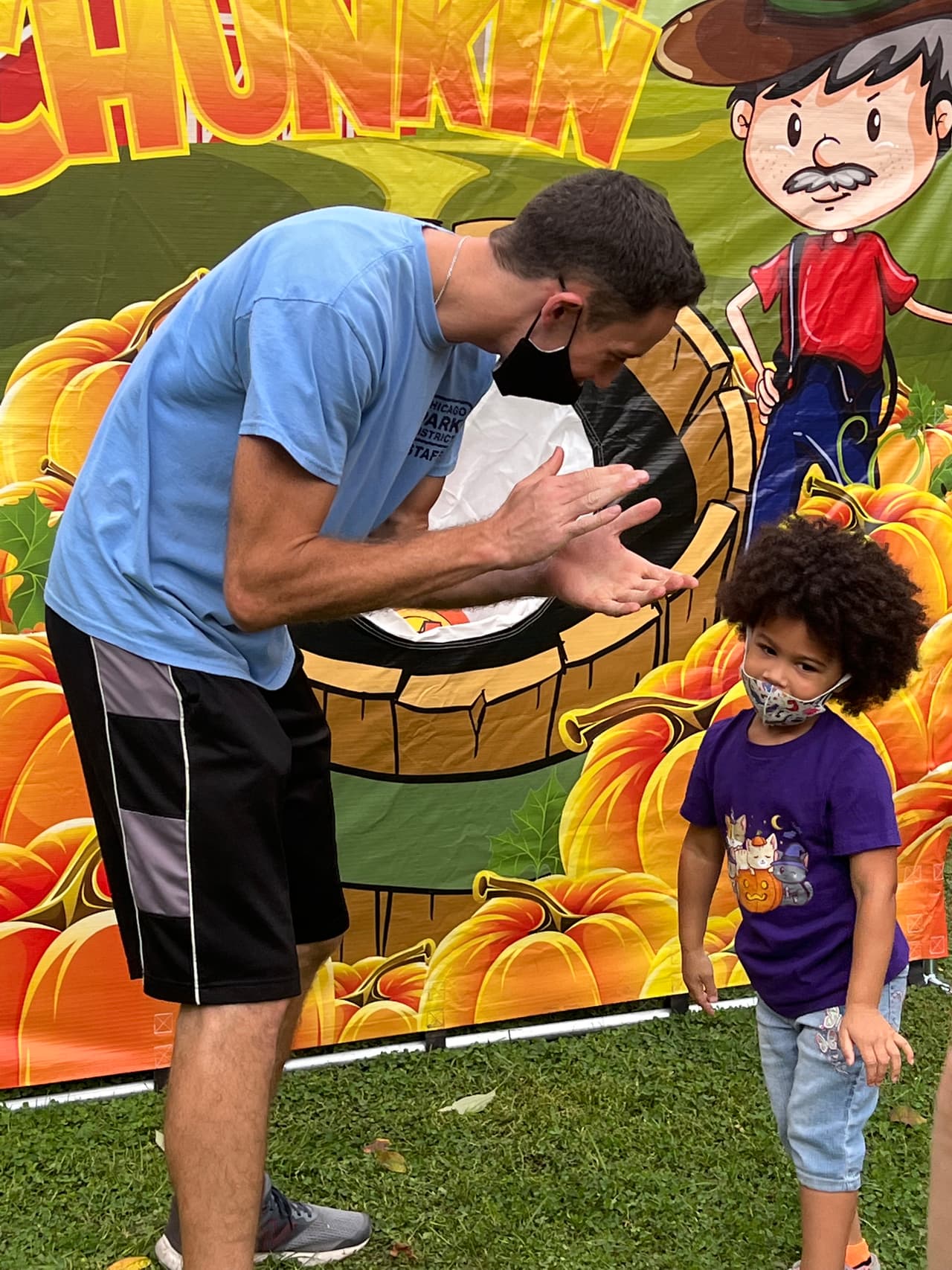 <h3 class="cms-H3-H3">Calabaza en Hamlin</h3>
<br>Parque Hamlin (Hannibal), 3035 N. Hoyne Ave.
<br>
<b>Domingo 24 de Octubre</b>
<br>
<b>10:00 a.m .-- 2:00 p.m.</b>
<br>¡Todas las edades!
<br>¡A todo el mundo le encantan las calabazas! ¡Únase a nosotros para pasar una tarde en el parque en este evento familiar! En los huertos de calabazas del Distrito de Parques de Chicago, puedes elegir tu favorito personal de un campo lleno de calabazas de todas las formas y personalizarlo en la estación de decoración de calabazas. Disfruta de los juegos de carnaval con temática de Halloween y no olvides traer una cámara para capturar un recuerdo familiar en nuestra estación de fotografías de cosecha. Habrá un costo por el huerto de calabazas.