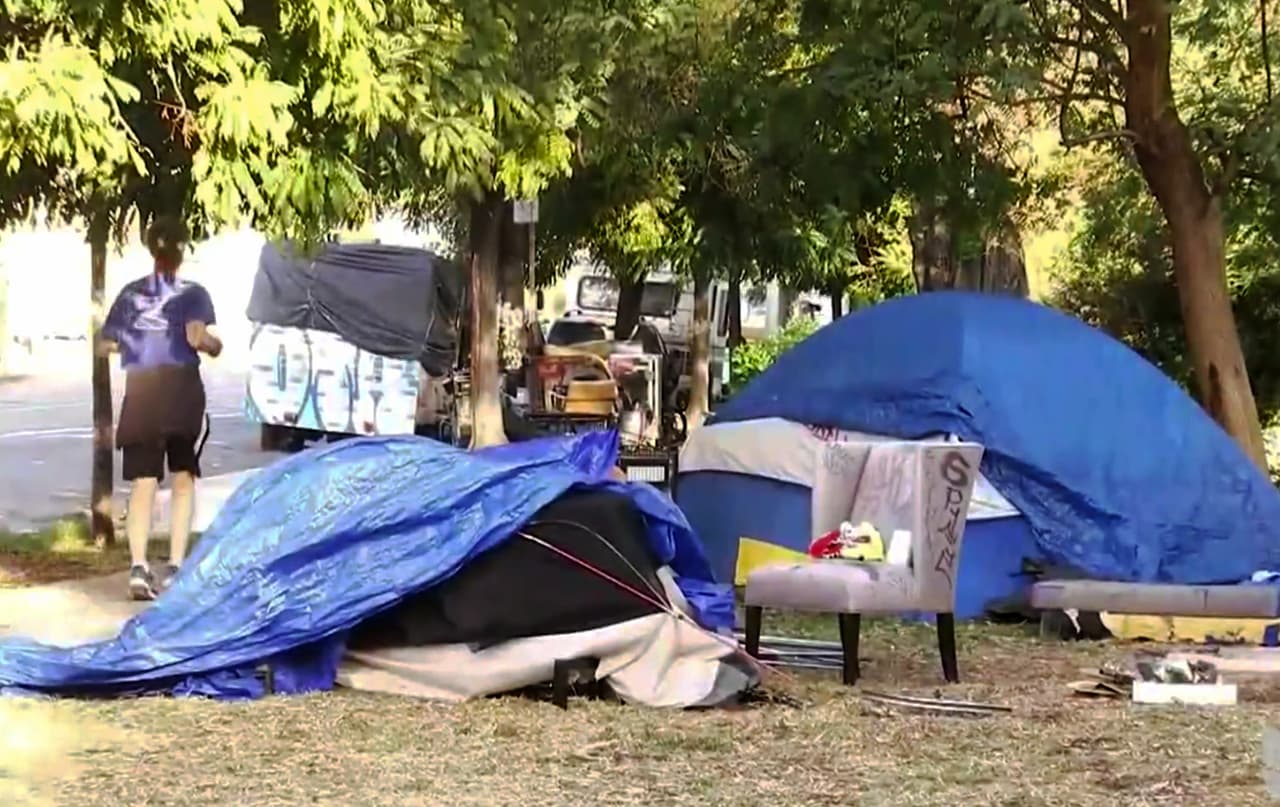La ciudad planea cerrar Echo Park y reubicar a indigentes de campamentos que aumentaron durante la pandemia
