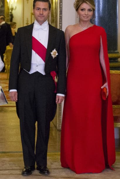 Angie se lució en ese vestido rojo pasión.