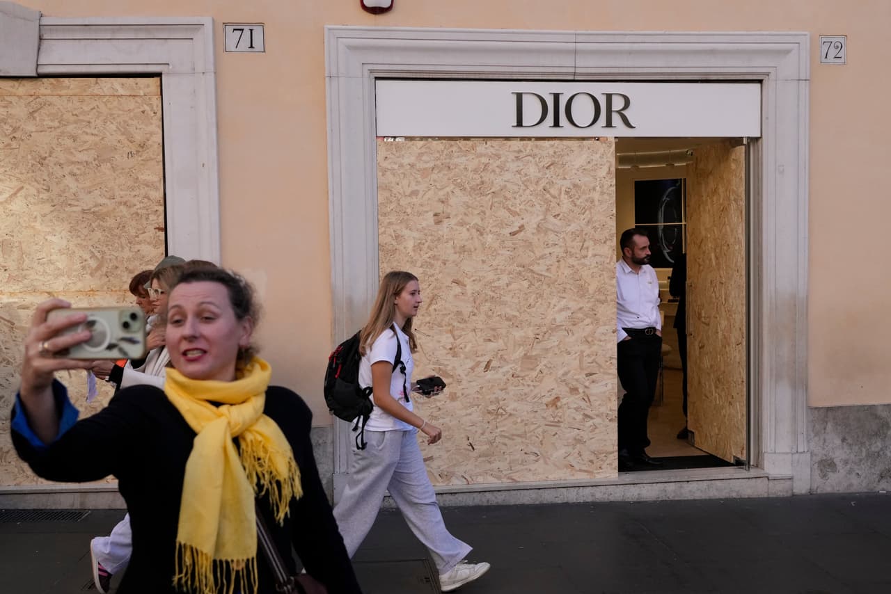Los escaparates de las tiendas están tapiados en Roma, el sábado 24 de octubre de 2026, antes de una protesta contra el aumento del coste de la vida y el deterioro de los servicios públicos.