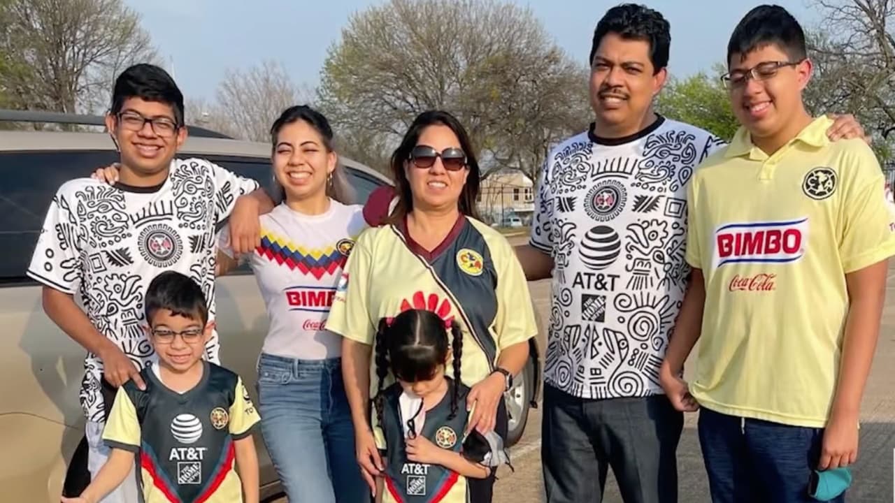 Julio Paredes junto a su esposa Zaida y sus cinco hijos, todos fanáticos del Club de Fútbol América.
