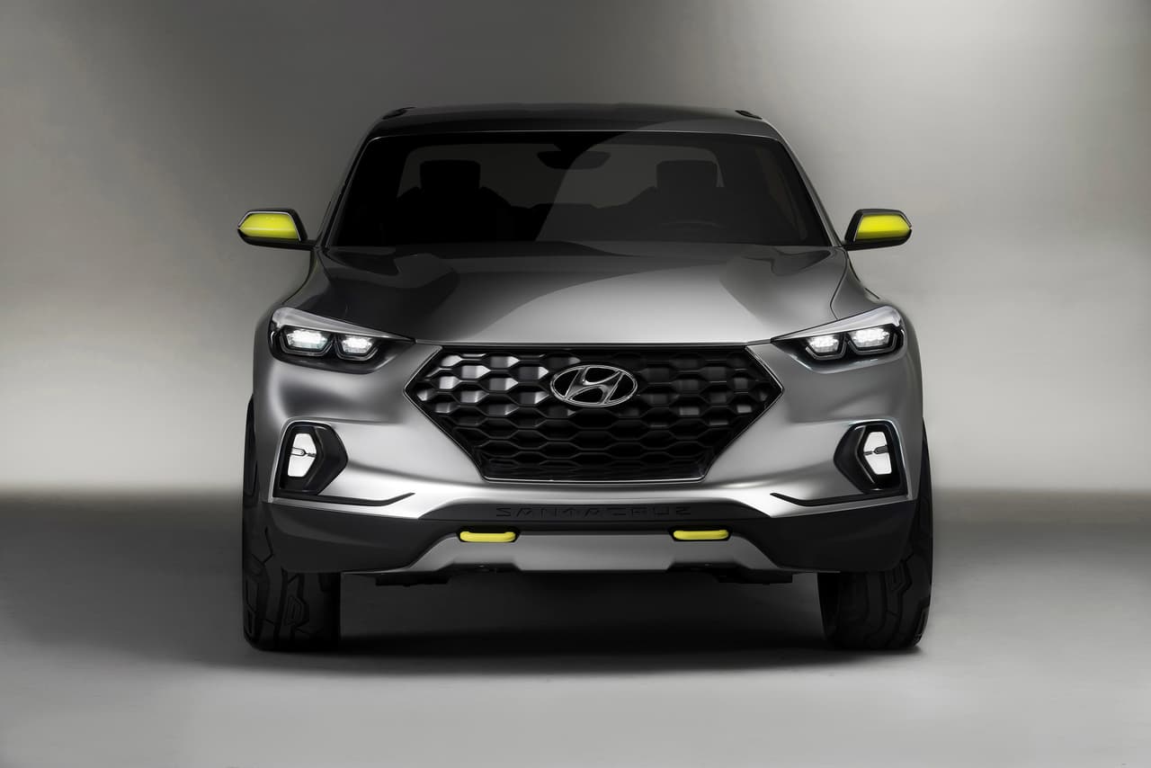La Hyundai Santa Cruz concept está motorizada por un cuatro cilindros turbo diésel con 2.0 litros de desplazamiento que
<b>190 caballos de fuerza y 300 lbs.-pie de torque</b>. Es muy probable que el vehículo de producción ofrezca un motor diésel pero con seguridad habrá opciones a gasolina también.