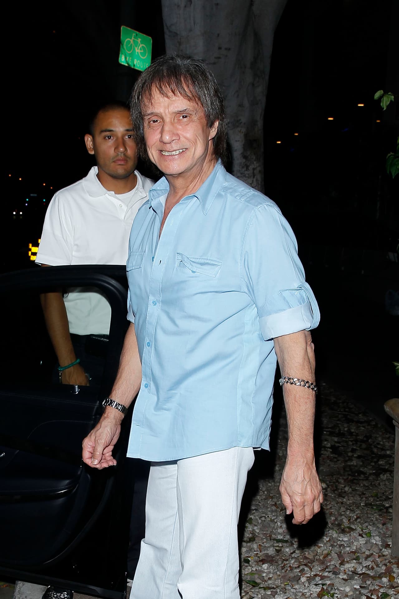 Eso también ha influido en su manera de vestir, por esa razón siempre utiliza prendas en color azul y blanco.