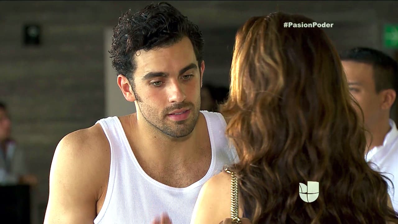 Pero David sospecha que estás ahí para alejarte del misterio de la muerte de Montserrat.