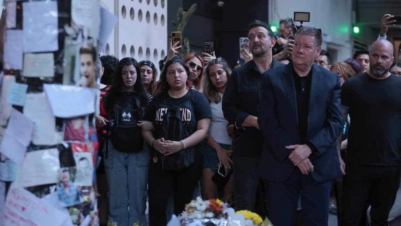 Geoff Payne (derecha, de saco), papá de Liam Payne, afuera del hotel donde el cantante murió tras caer del balcón de su habitación.