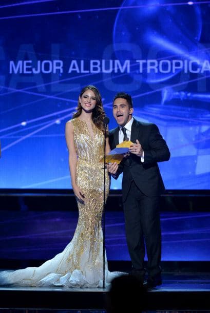 Eiza González y Carlos PenaVega fueron los encargados de dar a conocer al ganador en la categoría Mejor álbum tropical contemporáneo.