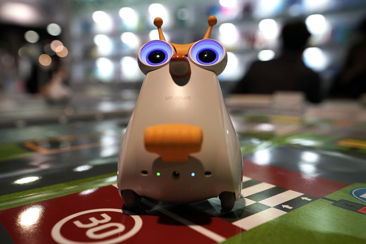 Este es UO Albert, un pequeño robot que forma parte del programa Coding & Play for Children Coding Education. Alex Wong