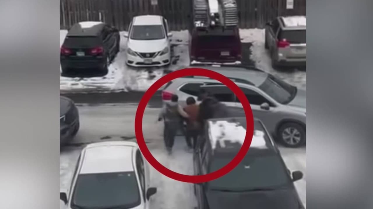 Padre hispano es detenido por Inmigración frente a su casa: su pareja, entre lágrimas, grabó todo