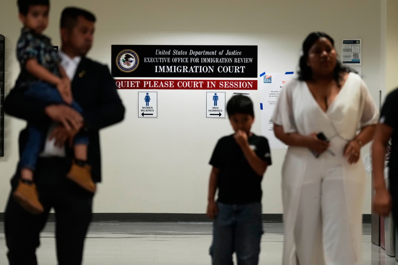 Aceleran tribunales de inmigración y aumentan las órdenes de deportación